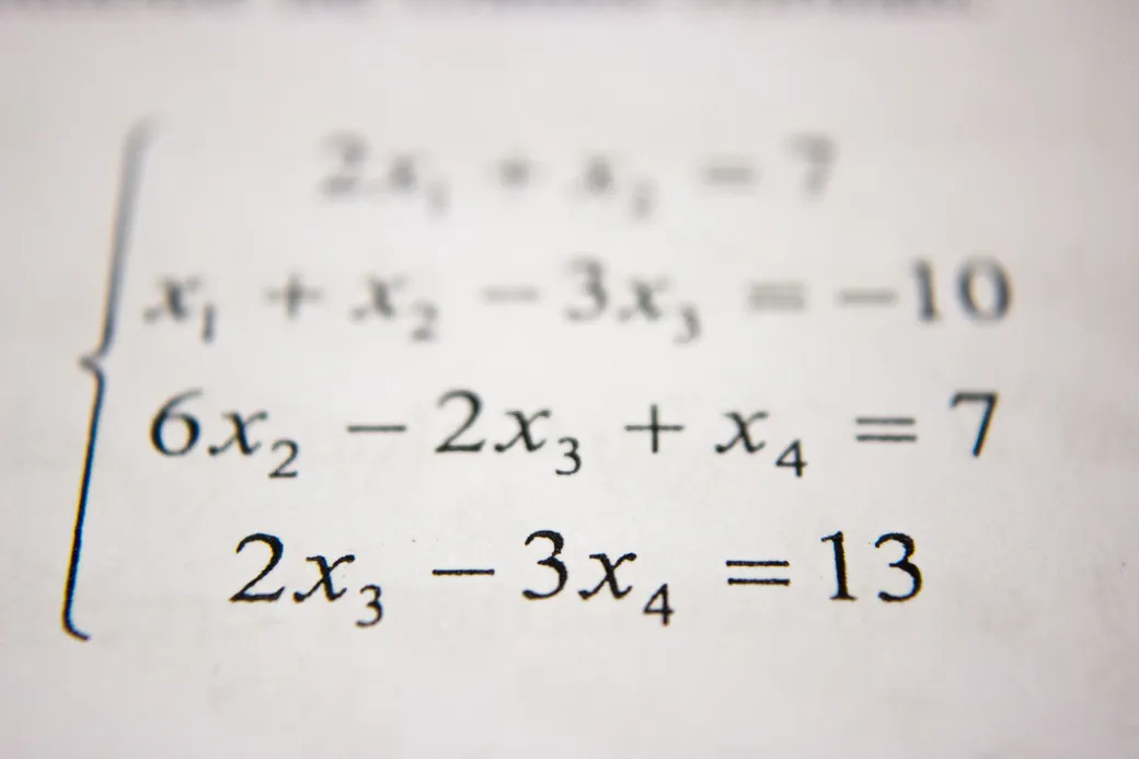Système d’équations mathématiques manuscrit sur une feuille